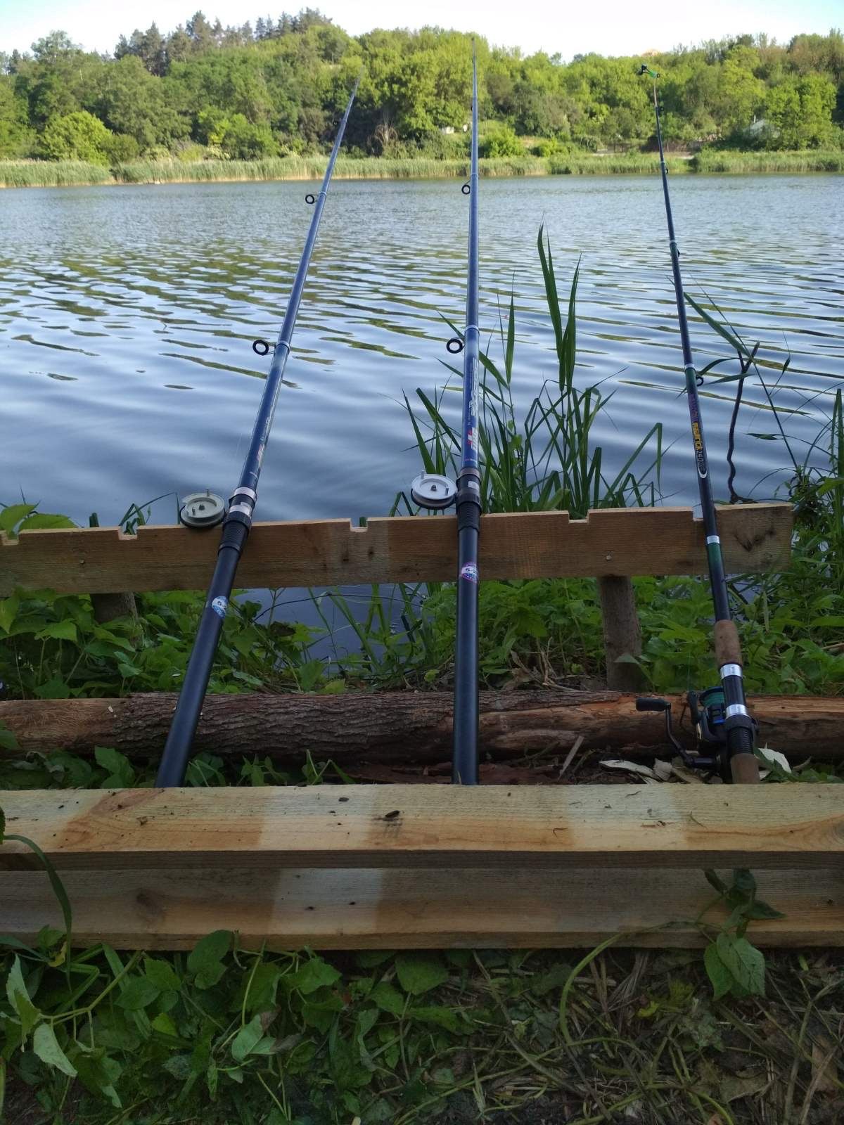 Вудки на дерев’яній підставці біля води